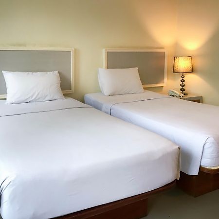 J Two S Pratunam Hotel Бангкок Экстерьер фото