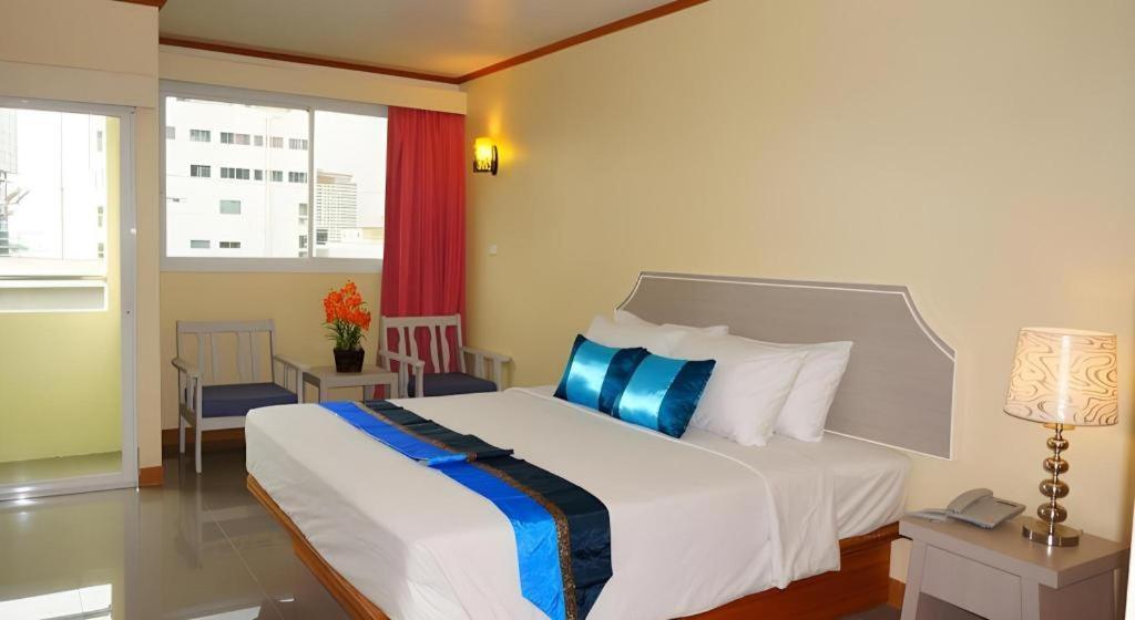 J Two S Pratunam Hotel Бангкок Экстерьер фото