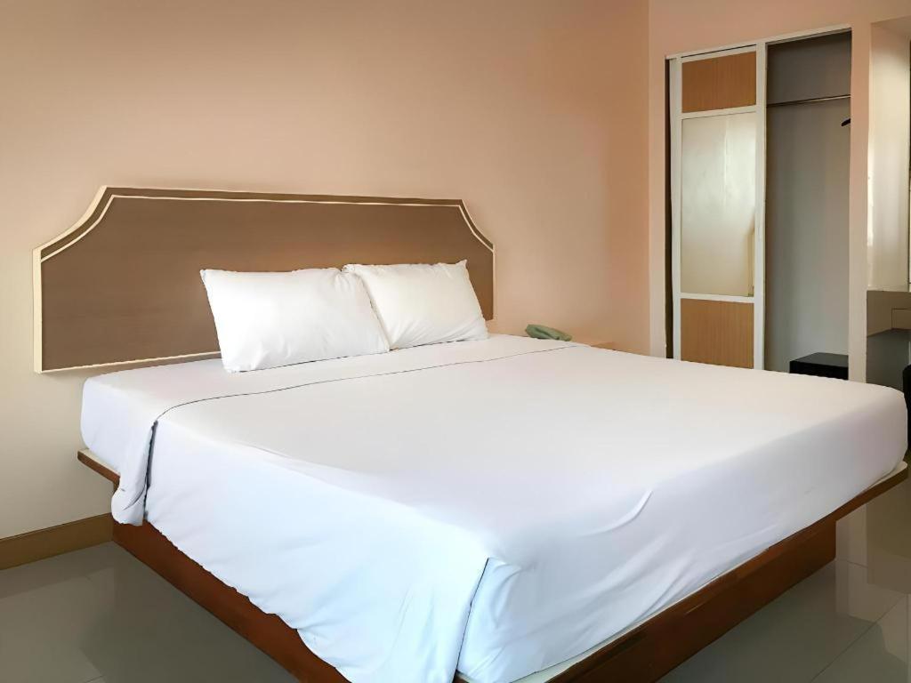 J Two S Pratunam Hotel Бангкок Экстерьер фото
