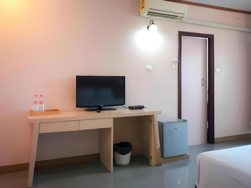 J Two S Pratunam Hotel Бангкок Экстерьер фото