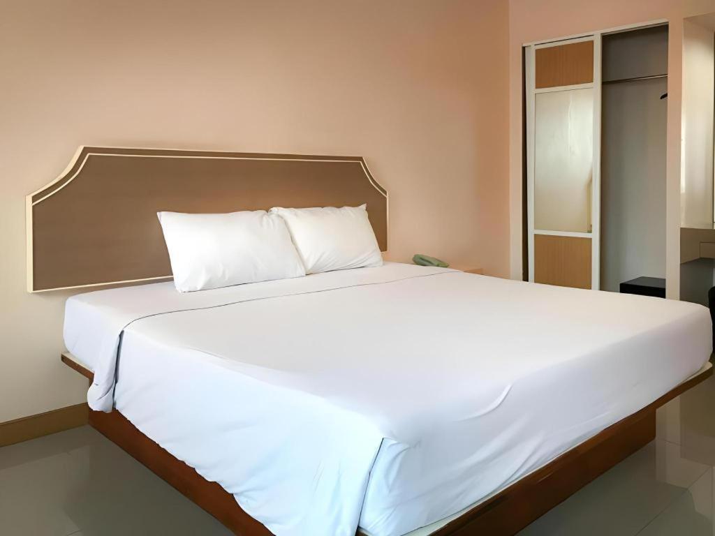 J Two S Pratunam Hotel Бангкок Экстерьер фото
