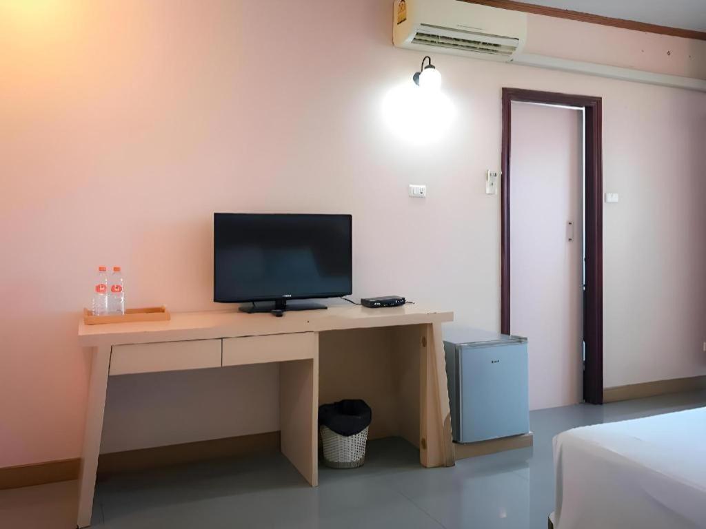 J Two S Pratunam Hotel Бангкок Экстерьер фото