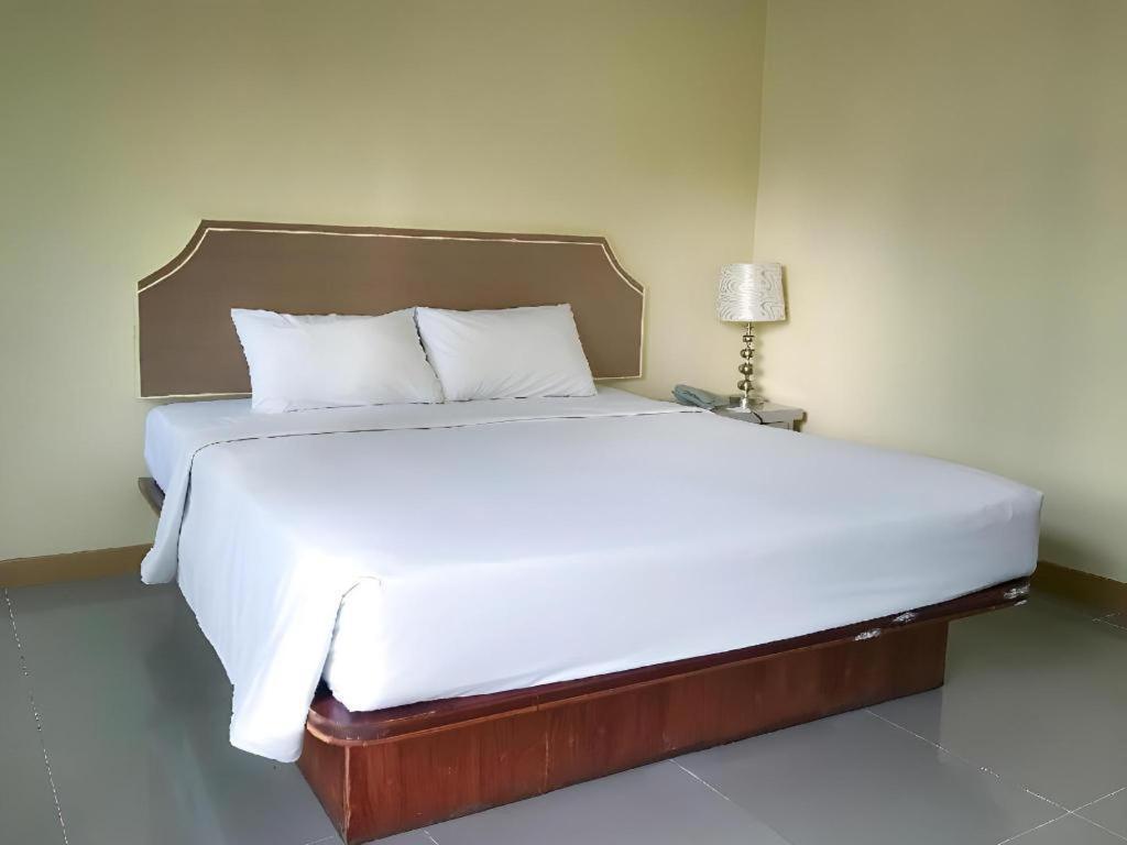 J Two S Pratunam Hotel Бангкок Экстерьер фото