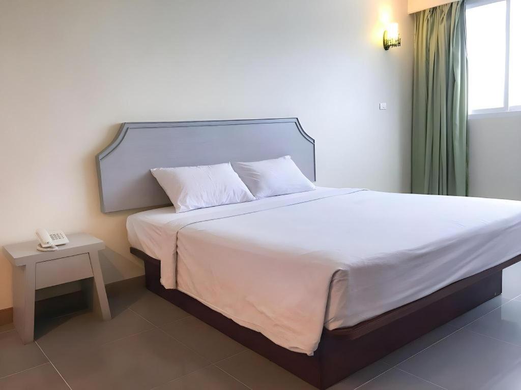 J Two S Pratunam Hotel Бангкок Экстерьер фото