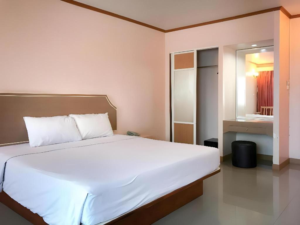 J Two S Pratunam Hotel Бангкок Экстерьер фото