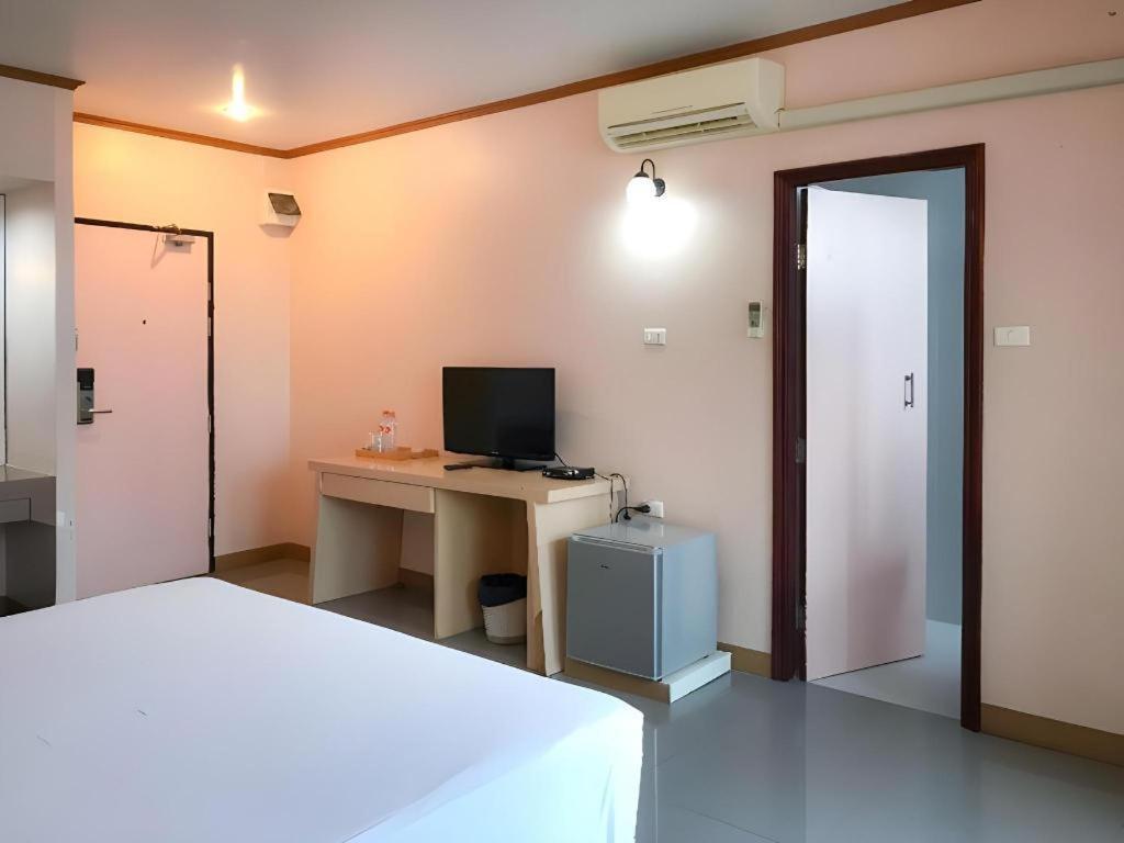 J Two S Pratunam Hotel Бангкок Экстерьер фото