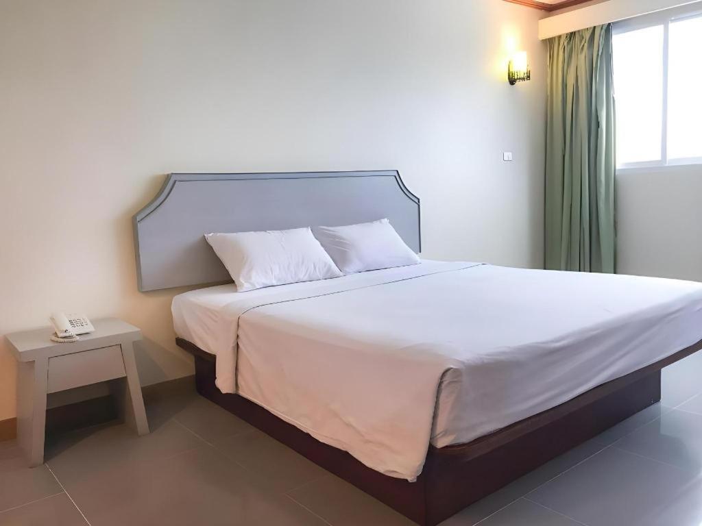 J Two S Pratunam Hotel Бангкок Экстерьер фото