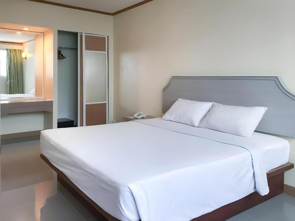J Two S Pratunam Hotel Бангкок Экстерьер фото